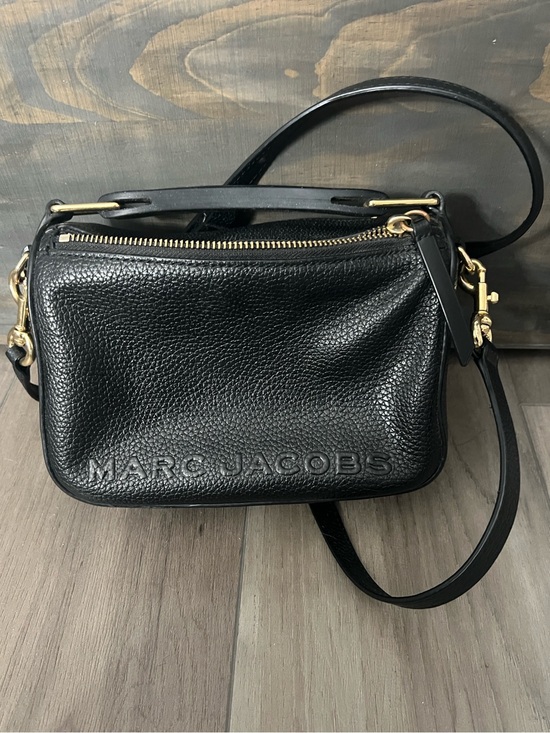 Marc Jacobs Handbags - Marc Jacobs Black Pebbled Leather Embossed Logo Crossbody